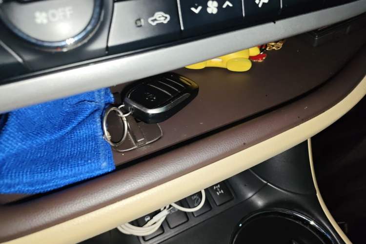 Used Toyota Highlander 2018 2.0T Four-Wheel Drive Prestige Version 7 Seats China VI Standard Vehicle Key