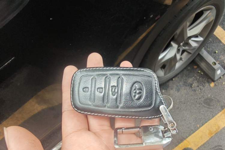 Used Toyota Highlander 2018 2.0T Four-Wheel Drive Luxury Edition 7 Seats China V Emission Standard Vehicle Key