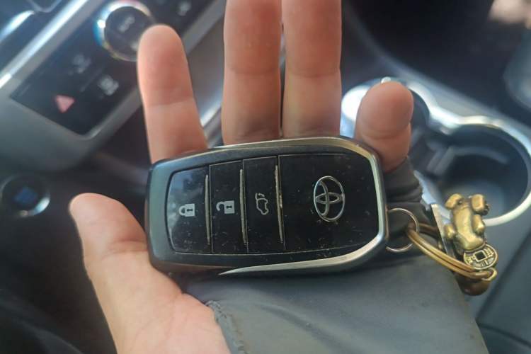 Used Toyota Highlander 2018 2.0T Four-Wheel Drive Prestige Version 7 Seats China VI Standard Vehicle Key
