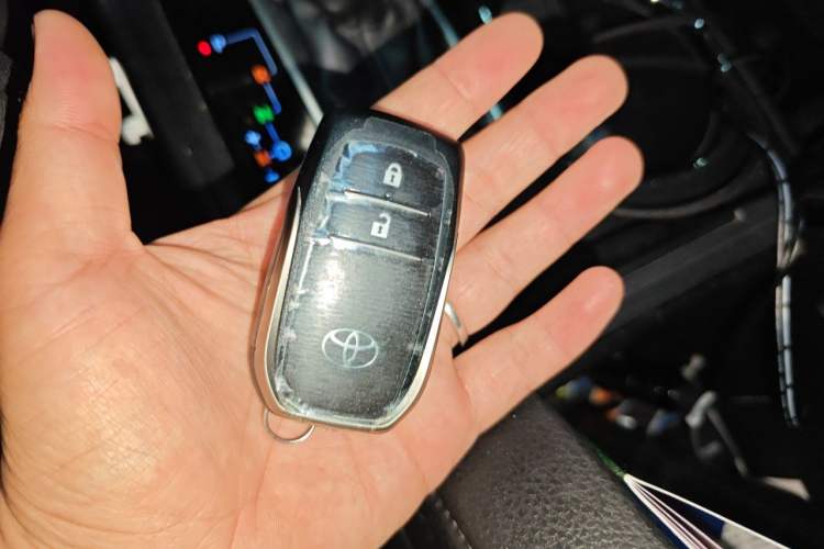 Used Toyota Highlander 2018 2.0T Four-Wheel Drive Luxury Edition 7 Seats China V Emission Standard Vehicle Key