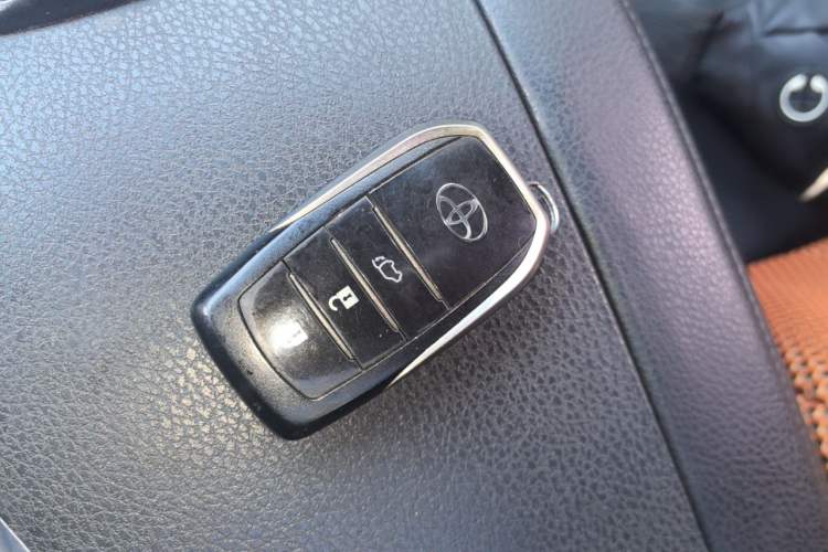 Used Toyota Highlander 2018 2.0T Four-Wheel Drive Prestige Version 7 Seats China V Emission Standard Vehicle Key