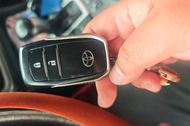 Used Toyota Highlander 2018 2.0T Four-Wheel Drive Luxury Version 7 Seats China VI Standard Vehicle Key