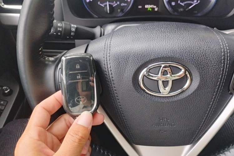Used Toyota Highlander 2018 2.0T Two-Wheel-Drive Luxury Edition 7 Seats Emission Standard China V Vehicle Key