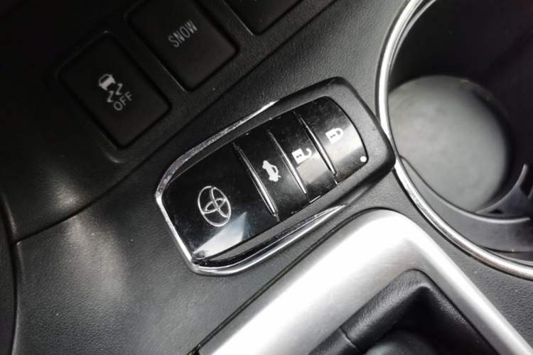 Used Toyota Highlander 2018 2.0T Four-Wheel Drive Prestige Version 7 Seats China V Emission Standard Vehicle Key
