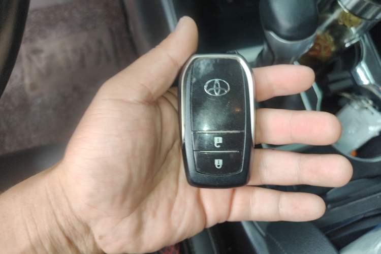 Used Toyota Highlander 2018 2.0T Four-Wheel Drive Luxury Version 7 Seats China VI Standard Vehicle Key