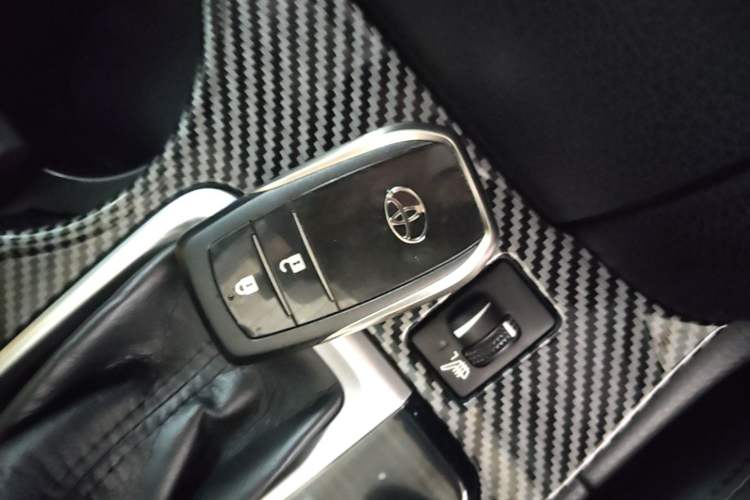 Used Toyota Highlander 2018 2.0T Four-Wheel Drive Luxury Version 7 Seats China VI Standard Vehicle Key