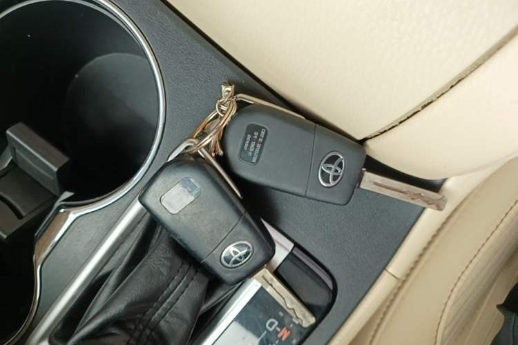 Used Toyota Highlander 2018 2.0T Two-Wheel Drive Elite Edition 7 Seats Emission Standard China V Vehicle Key