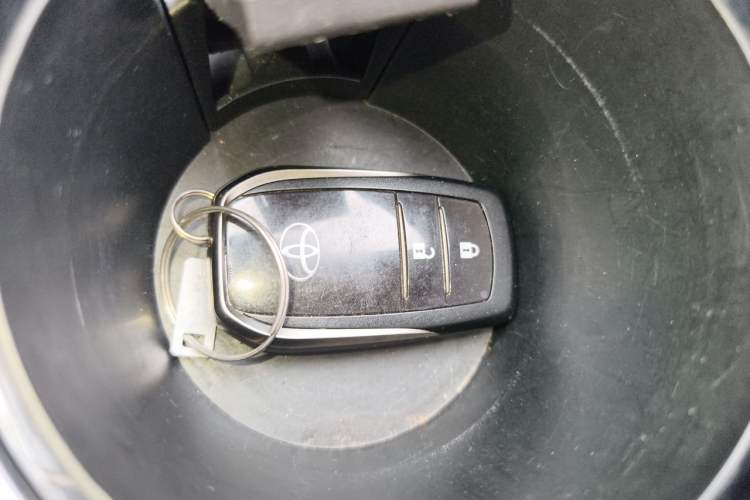 Used Toyota Highlander 2018 2.0T Four-Wheel Drive Luxury Edition 7 Seats China V Emission Standard Vehicle Key