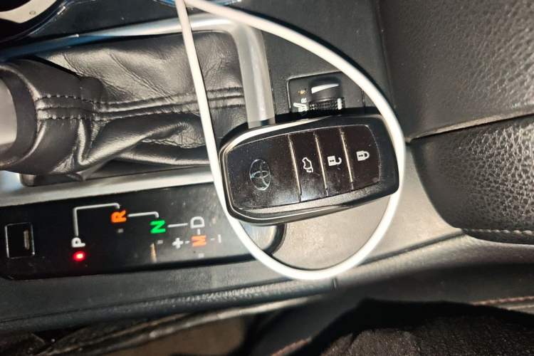 Used Toyota Highlander 2018 2.0T Four-Wheel Drive Prestige Version 7 Seats China VI Standard Vehicle Key