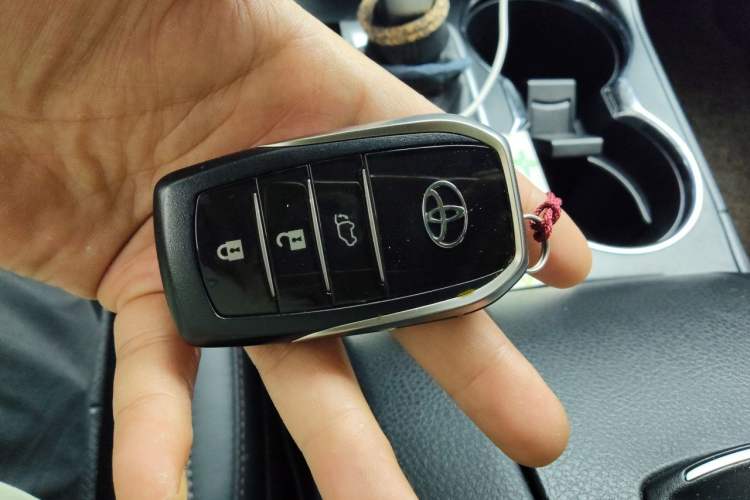 Used Toyota Highlander 2018 2.0T Four-Wheel Drive Prestige Version 7 Seats China VI Standard Vehicle Key