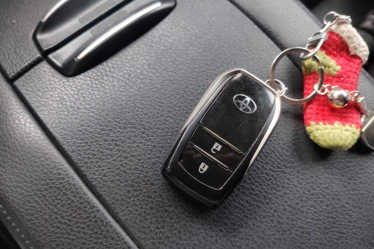 Used Toyota Highlander 2018 2.0T Two-Wheel-Drive Luxury Edition 7 Seats Emission Standard China V Vehicle Key