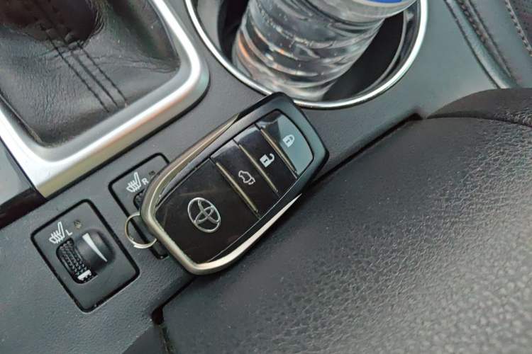 Used Toyota Highlander 2018 2.0T Two-Wheel Drive Prestige Version 7 Seats China V Emission Standard Vehicle Key