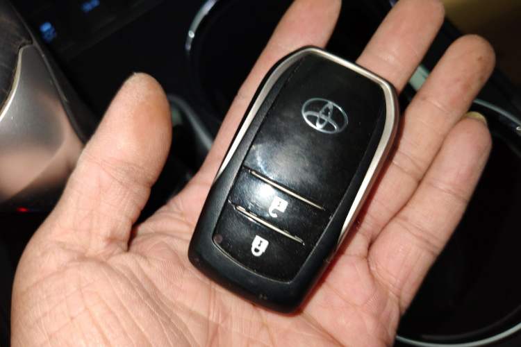 Used Toyota Highlander 2018 2.0T Four-Wheel Drive Luxury Version 7 Seats China VI Standard Vehicle Key