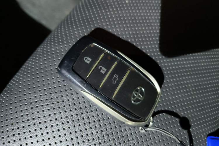 Used Toyota Highlander 2018 2.0T Four-Wheel Drive Prestige Version 7 Seats China VI Standard Vehicle Key