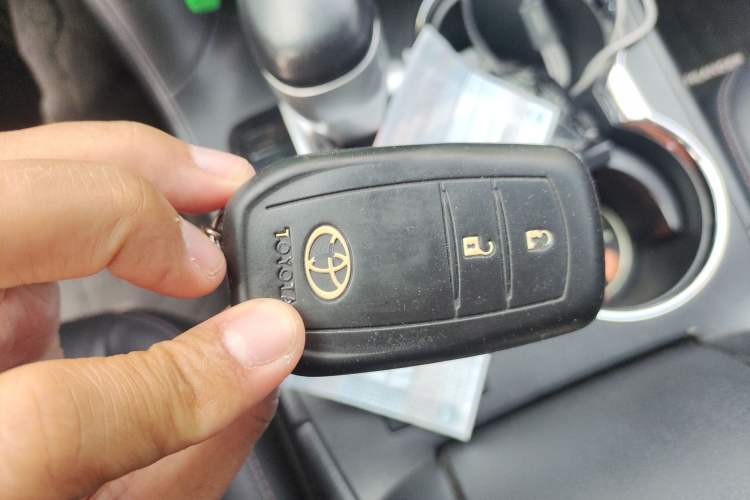 Used Toyota Highlander 2018 2.0T Four-Wheel Drive Luxury Edition 7 Seats China V Emission Standard Vehicle Key