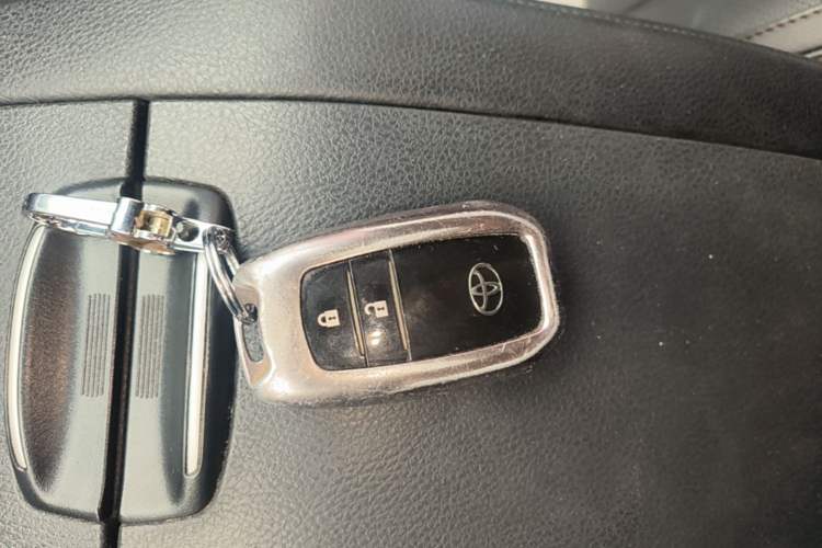 Used Toyota Highlander 2018 2.0T Four-Wheel Drive Luxury Version 7 Seats China VI Standard Vehicle Key