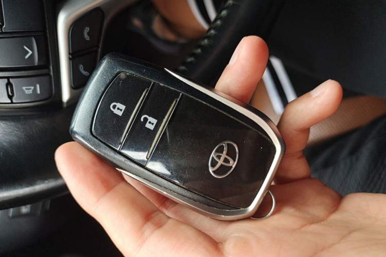 Used Toyota Highlander 2018 2.0T Four-Wheel Drive Knight Edition 7 Seats China VI Standard Vehicle Key