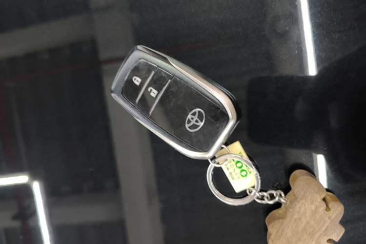 Used Toyota Highlander 2018 2.0T Four-Wheel Drive Luxury Version 7 Seats China VI Standard Vehicle Key
