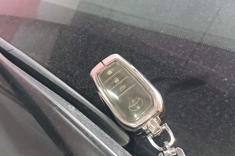 Used Toyota Highlander 2018 2.0T Four-Wheel Drive Prestige Version 7 Seats China V Emission Standard Vehicle Key