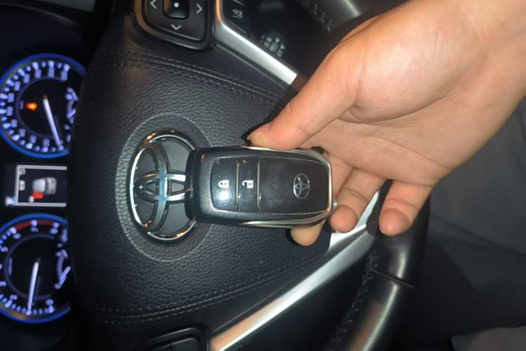 Used Toyota Highlander 2018 2.0T Four-Wheel Drive Luxury Version 7 Seats China VI Standard Vehicle Key