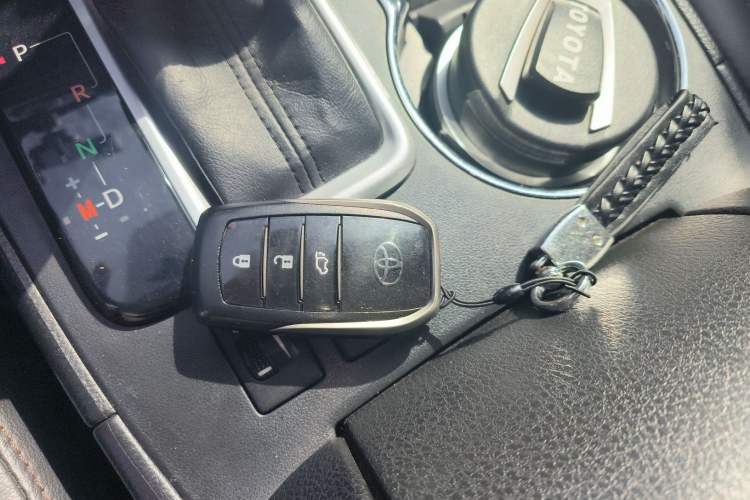 Used Toyota Highlander 2018 2.0T Four-Wheel Drive Luxury Edition 7 Seats China V Emission Standard Vehicle Key