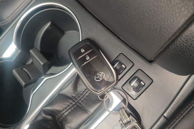 Used Toyota Highlander 2018 2.0T Four-Wheel Drive Luxury Edition 7 Seats China V Emission Standard Vehicle Key