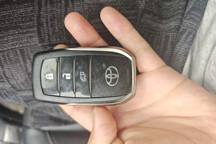 Used Toyota Highlander 2018 2.0T Four-Wheel Drive Prestige Version 7 Seats China VI Standard Vehicle Key