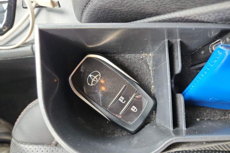 Used Toyota Highlander 2018 2.0T Two-Wheel-Drive Luxury Edition 7 Seats Emission Standard China V Vehicle Key