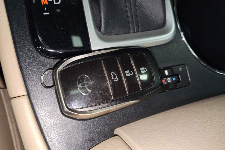 Used Toyota Highlander 2018 2.0T Four-Wheel Drive Ultimate Edition 7-Seater Emission Standard China V Vehicle Key