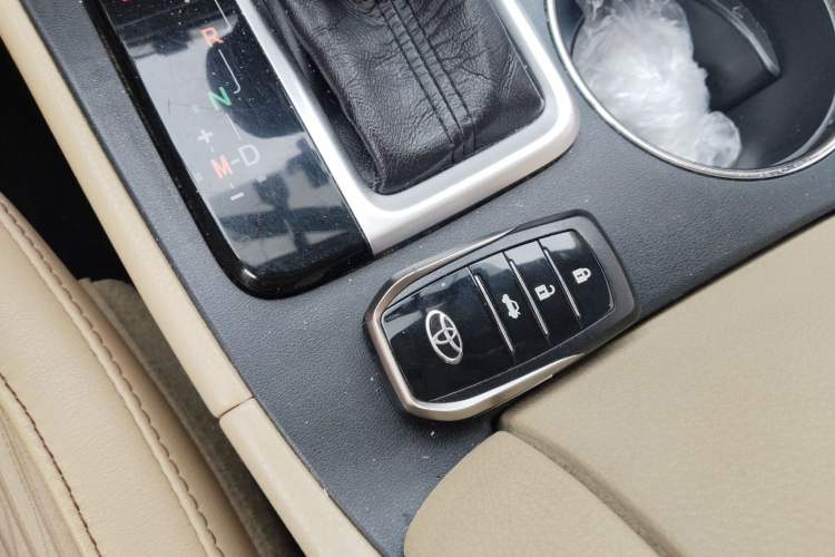 Used Toyota Highlander 2018 2.0T Four-Wheel Drive Elite Edition 7 Seats China VI Standard Vehicle Key