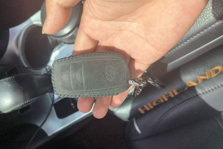 Used Toyota Highlander 2018 2.0T Four-Wheel Drive Luxury Edition 7 Seats China V Emission Standard Vehicle Key