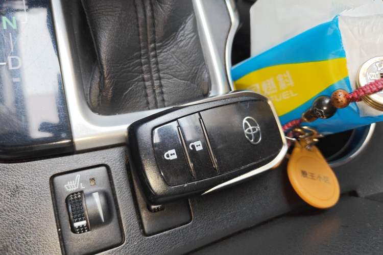 Used Toyota Highlander 2018 2.0T Four-Wheel Drive Luxury Version 7 Seats China VI Standard Vehicle Key