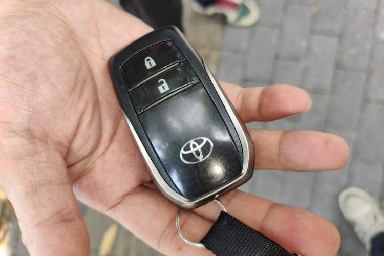 Used Toyota Highlander 2018 2.0T Four-Wheel Drive Luxury Version 7 Seats China VI Standard Vehicle Key