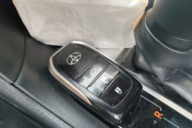 Used Toyota Highlander 2018 2.0T Two-Wheel Drive Prestige Version 7 Seats China V Emission Standard Vehicle Key