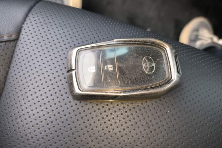 Used Toyota Highlander 2018 2.0T Four-Wheel Drive Luxury Version 7 Seats China VI Standard Vehicle Key