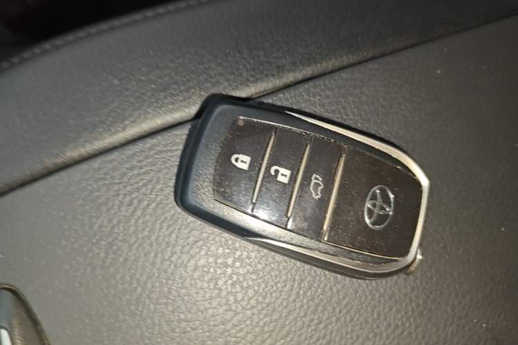 Used Toyota Highlander 2018 2.0T Four-Wheel Drive Prestige Version 7 Seats China VI Standard Vehicle Key
