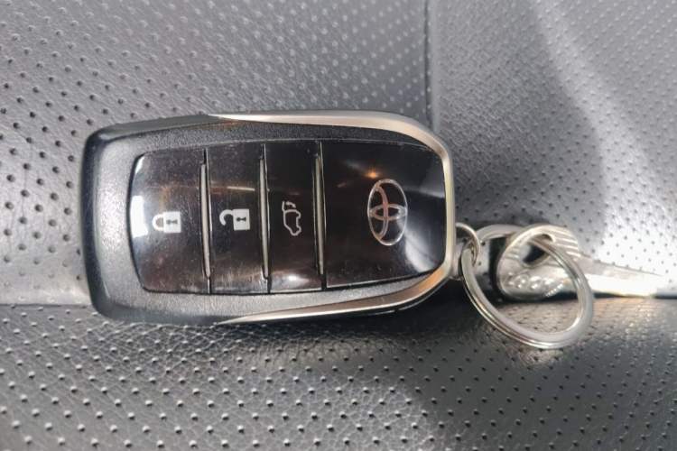 Used Toyota Highlander 2018 2.0T Four-Wheel Drive Supreme Edition 7-Seater China VI Vehicle Key