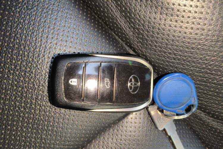 Used Toyota Highlander 2018 2.0T Four-Wheel Drive Knight Edition 7 Seats China VI Standard Vehicle Key