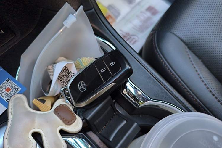 Used Toyota Highlander 2018 2.0T Four-Wheel Drive Luxury Version 7 Seats China VI Standard Vehicle Key
