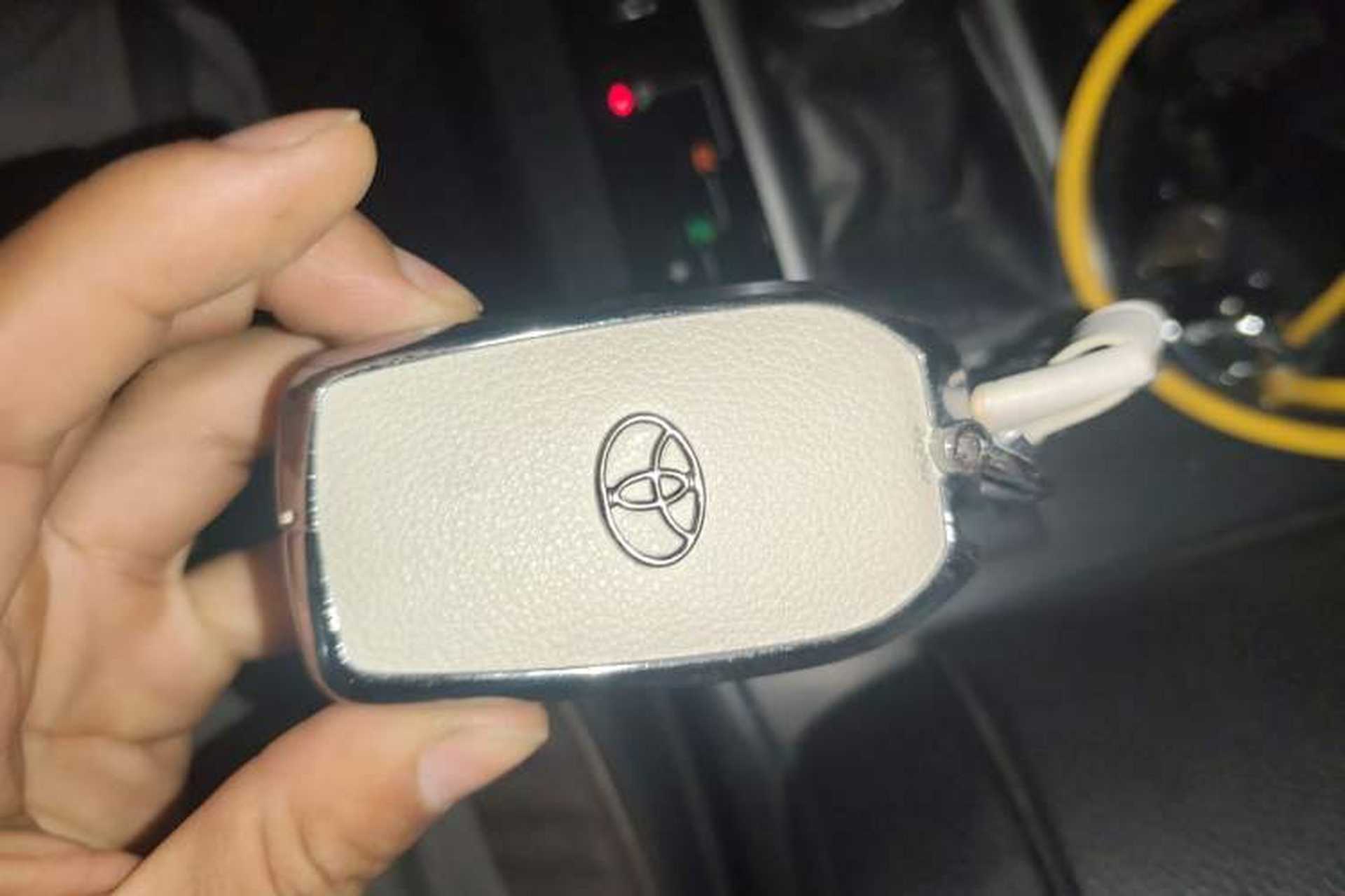 Used Toyota Highlander 2018 2.0T Two-Wheel Drive Prestige Version 7 Seats China V Emission Standard Vehicle Key