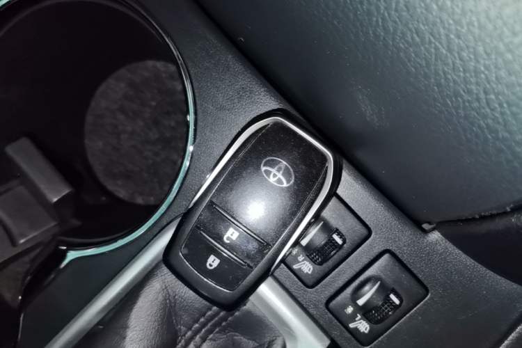 Used Toyota Highlander 2018 2.0T Four-Wheel Drive Luxury Version 7 Seats China VI Standard Vehicle Key