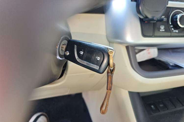 Used Toyota Highlander 2018 2.0T Two-Wheel Drive Elite Edition 7 Seats Emission Standard China V Vehicle Key