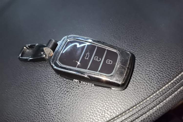 Used Toyota Highlander 2018 2.0T Two-Wheel Drive Elite Version 5 Seats China VI Standard Vehicle Key