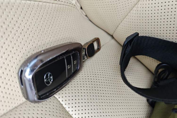 Used Toyota Highlander 2018 2.0T Four-Wheel Drive Luxury Edition 7 Seats China V Emission Standard Vehicle Key
