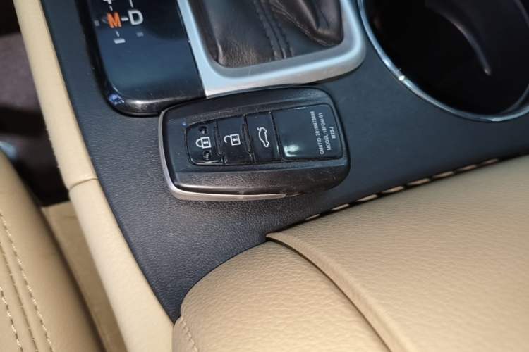 Used Toyota Highlander 2018 2.0T Four-Wheel Drive Elite Edition 7 Seats China VI Standard Vehicle Key