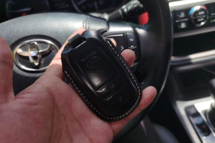 Used Toyota Highlander 2018 2.0T Four-Wheel Drive Luxury Version 7 Seats China VI Standard Vehicle Key
