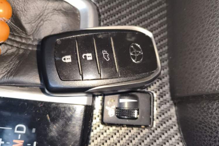 Used Toyota Highlander 2018 2.0T Four-Wheel Drive Prestige Version 7 Seats China VI Standard Vehicle Key