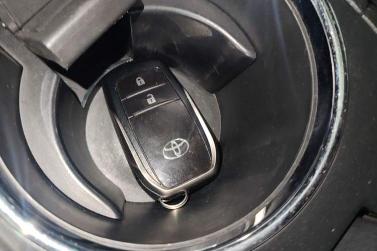Used Toyota Highlander 2018 2.0T Four-Wheel Drive Luxury Version 7 Seats China VI Standard Vehicle Key