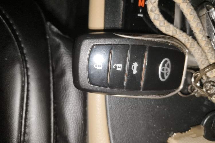 Used Toyota Highlander 2018 2.0T Two-Wheel Drive Elite Edition 7 Seats China VI Standard Vehicle Key