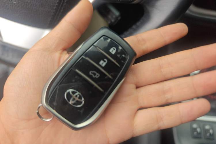 Used Toyota Highlander 2018 2.0T Four-Wheel Drive Prestige Version 7 Seats China V Emission Standard Vehicle Key